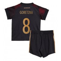 Tyskland Leon Goretzka #8 Bortadräkt Barn VM 2022 Kortärmad (+ Korta byxor)